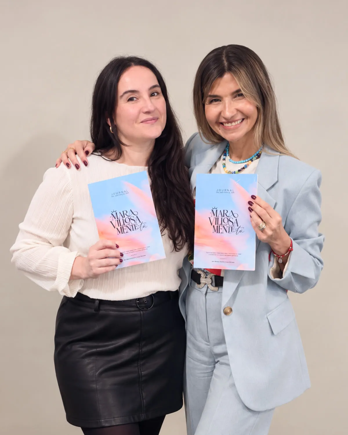 Calu Wonder y Marisa Sotelo con el Journal del sentir al ser